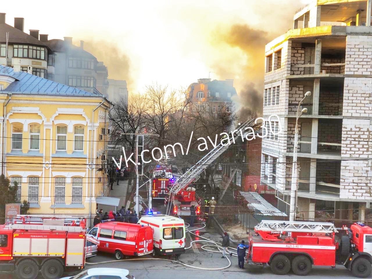 Твц астрахань. Пожар фото. Пожар в доме кровля. Крыша пятиэтажки. Пожар в Астрахани сейчас.
